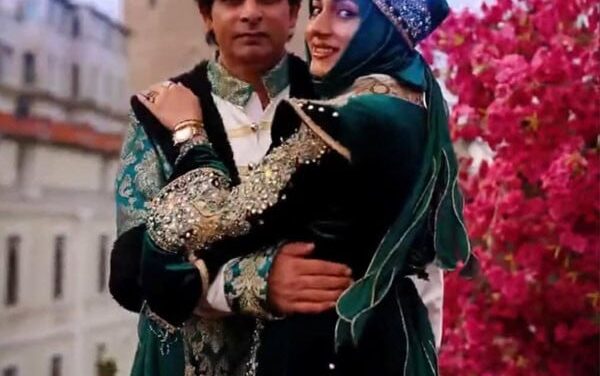 سالگرہ کا سرپرائز؛ ارشاد بھٹی کا اہلیہ کیساتھ شاہی فوٹو شوٹ وائرل