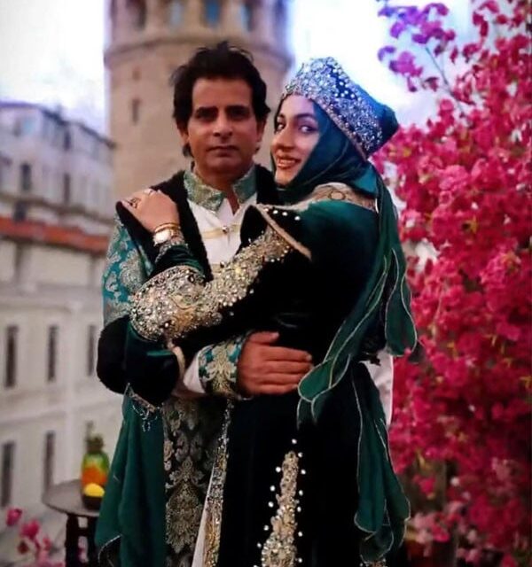 سالگرہ کا سرپرائز؛ ارشاد بھٹی کا اہلیہ کیساتھ شاہی فوٹو شوٹ وائرل